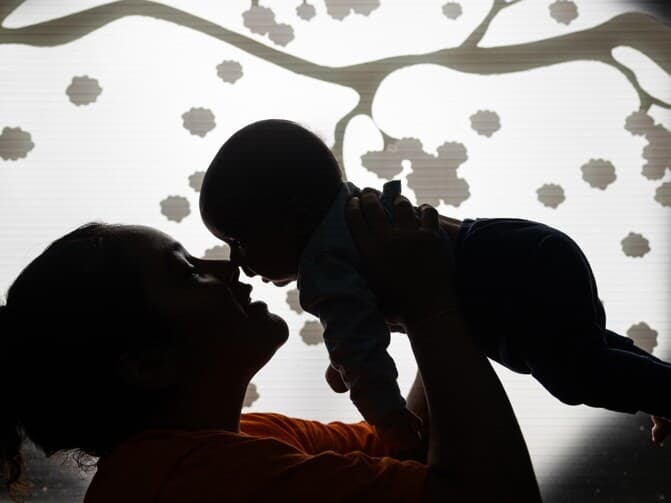 O salário-maternidade é um benefício pago à pessoa segurada da Previdência durante o afastamento do trabalho por nascimento de filho, adoção, guarda judicial para fins de adoção ou aborto previsto em lei. - Danilo Verpa/Folhapress