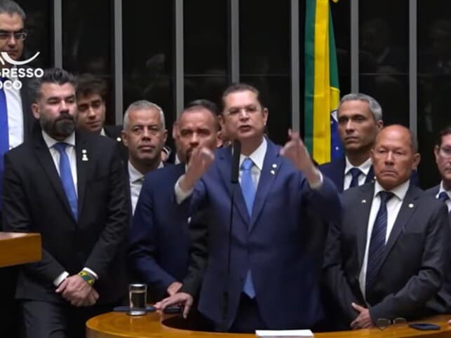 Sóstenes discursou na tribuna do Plenário cercado por deputados do PL. - Reprodução/Youtube