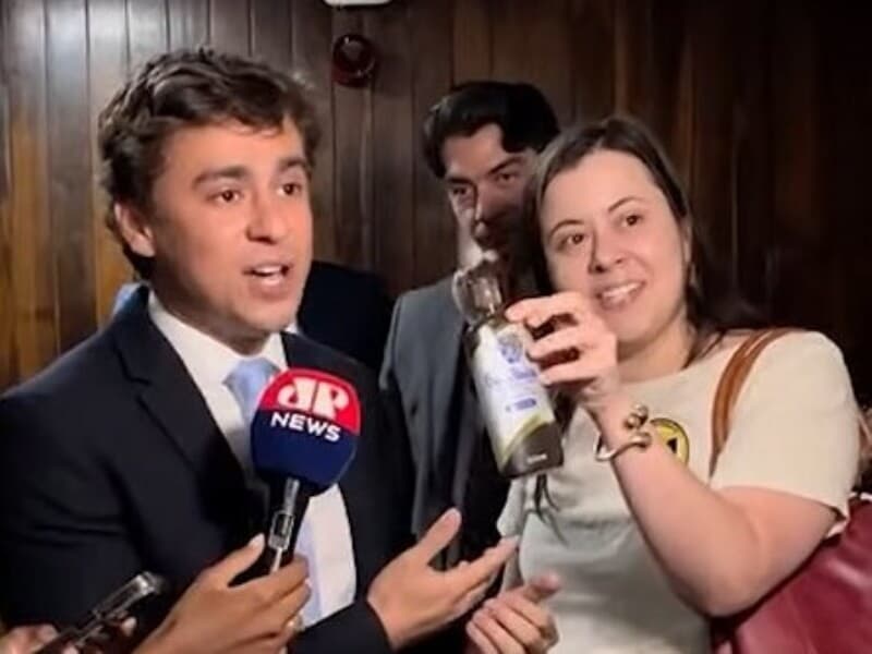 Deputada ironizou conduta de adversário em meio ao debate da PEC 6x1. 
 - Reprodução