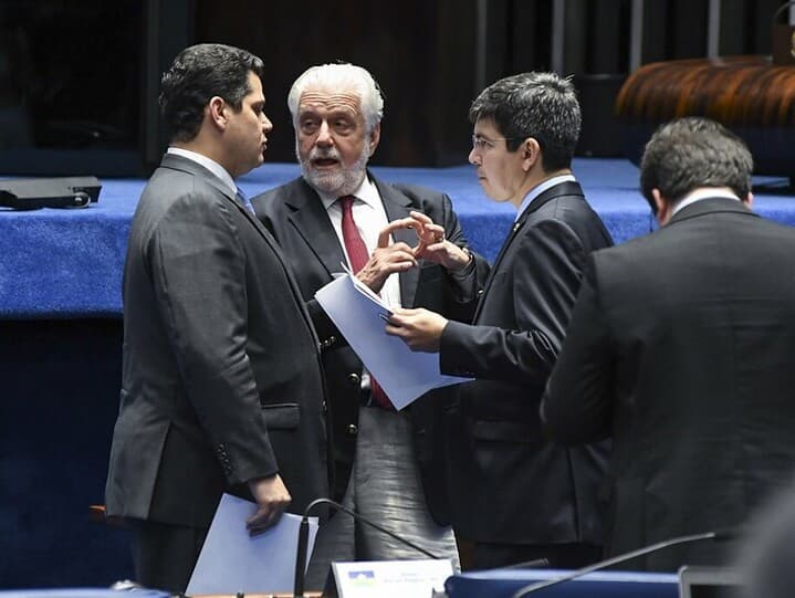 Davi Alcolumbre e os líderes do govenro no Senado, Jaques Wagner, e no Congresso, Randolfe Rodrigues. Votação da PEC testará relação entre o presidente do Senado e o Planalto. - Jefferson Rudy/Agência Senado