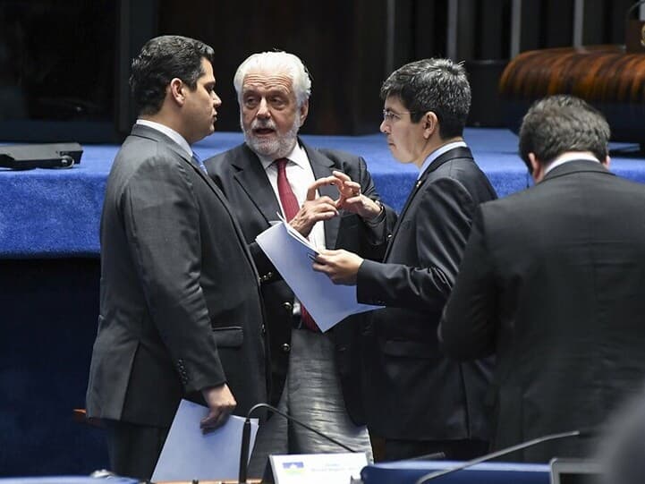 Davi Alcolumbre e os líderes do govenro no Senado, Jaques Wagner, e no Congresso, Randolfe Rodrigues. Votação da PEC testará relação entre o presidente do Senado e o Planalto. - Jefferson Rudy/Agência Senado Davi Alcolumbre e os líderes do govenro no Senado, Jaques Wagner, e no Congresso, Randolfe Rodrigues. Votação da PEC testará relação entre o presidente do Senado e o Planalto. - Jefferson Rudy/Agência Senado