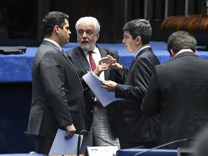 Davi Alcolumbre e os líderes do govenro no Senado, Jaques Wagner, e no Congresso, Randolfe Rodrigues. Votação da PEC testará relação entre o presidente do Senado e o Planalto. - Jefferson Rudy/Agência Senado