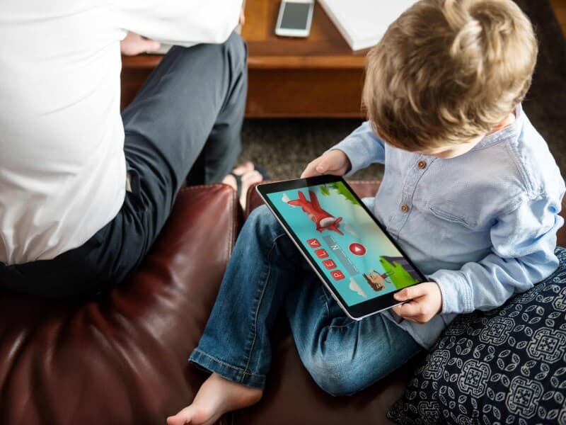 A proposta proíbe anúncios publicitários em jovens online voltados para crianças menores de 12 anos. - Magnific