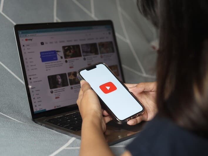 Decisão do Google impede que candidatos e partidos impulsionem conteúdo eleitoral em suas plataformas, entre elas, o Youtube. - Freepik
