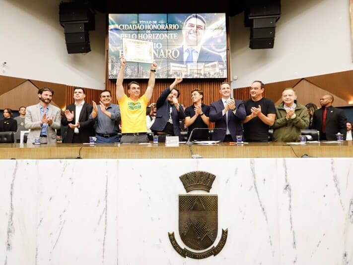Ao lado de aliados e sob protestos, Flávio Bolsonaro recebe título de cidadão honorário da capital mineira. - Cristina Medeiros/CMBH