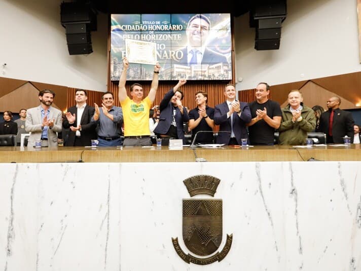 Ao lado de aliados e sob protestos, Flávio Bolsonaro recebe título de cidadão honorário da capital mineira. - Cristina Medeiros/CMBH
