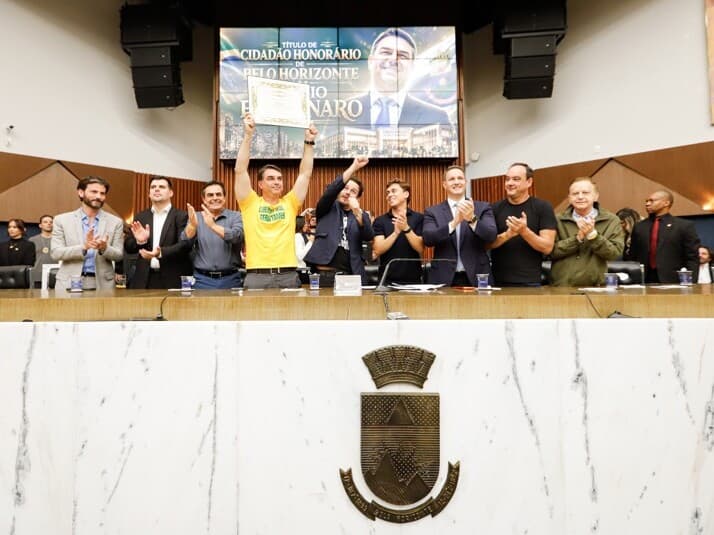 Ao lado de aliados e sob protestos, Flávio Bolsonaro recebe título de cidadão honorário da capital mineira. - Cristina Medeiros/CMBH