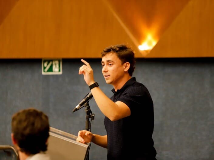 A declaração foi feita durante sessão solene que concedeu a Flávio Bolsonaro o título de cidadão honorário de Belo Horizonte. - Letícia Oliveira / CMBH