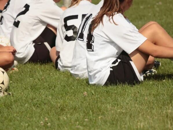 Proposta busca ampliar o acesso de meninas e mulheres ao futebol de base em todo o país. - Magnific