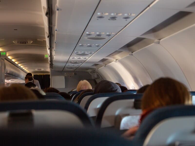 Proposta obriga companhias aéreas e operadores aeroportuários a oferecer apoio gratuito durante embarque e desembarque. - Magnific