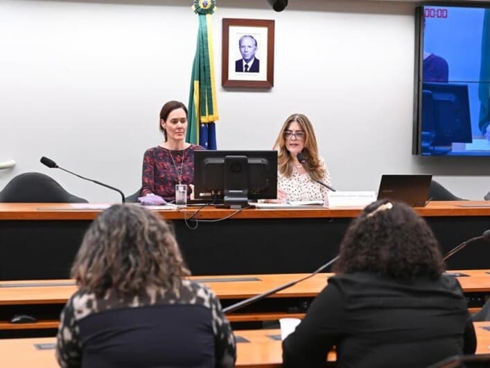 Entre as medidas estão capacitação de profissionais, divulgação de canais de denúncia e combate à violência digital. - Zeca Ribeiro / Câmara dos Deputados