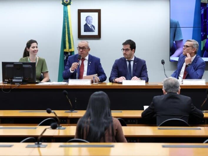 Proposta fortalece atuação de Banco Central, Anatel e Ministério da Fazenda contra operadores irregulares. - Kayo Magalhães / Câmara dos Deputados