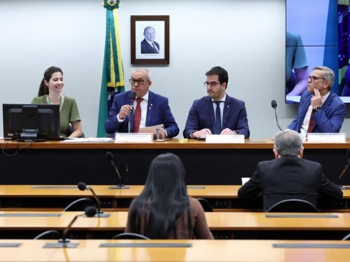 Proposta fortalece atuação de Banco Central, Anatel e Ministério da Fazenda contra operadores irregulares. - Kayo Magalhães / Câmara dos Deputados