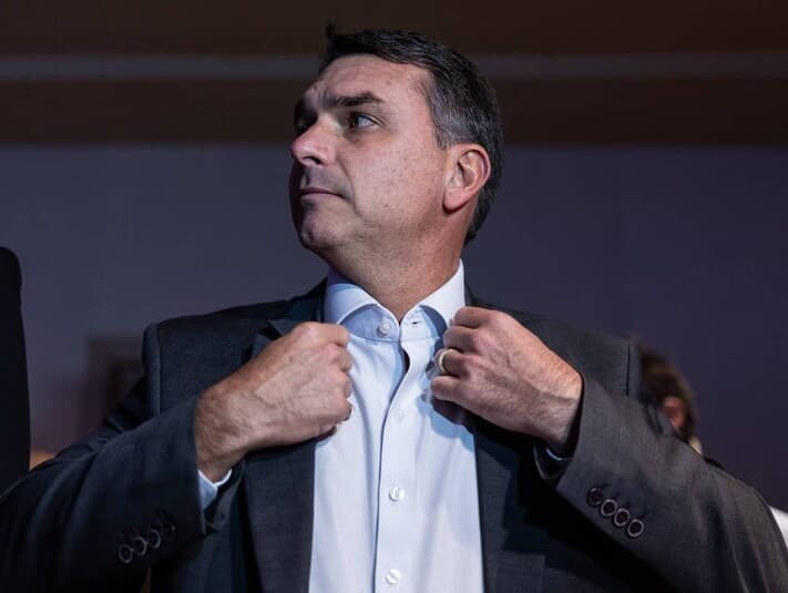 PL alega, em ação, que método utilizado por instituto induziu entrevistado a declarar voto contra Flávio Bolsonaro. - Eduardo Anizelli/Folhapress