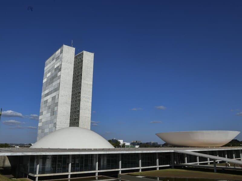 Texto prevê utilização de recursos do Fundo Social do Pré-Sal para renegociação de dívidas. - Carlos Moura/Agência Senado