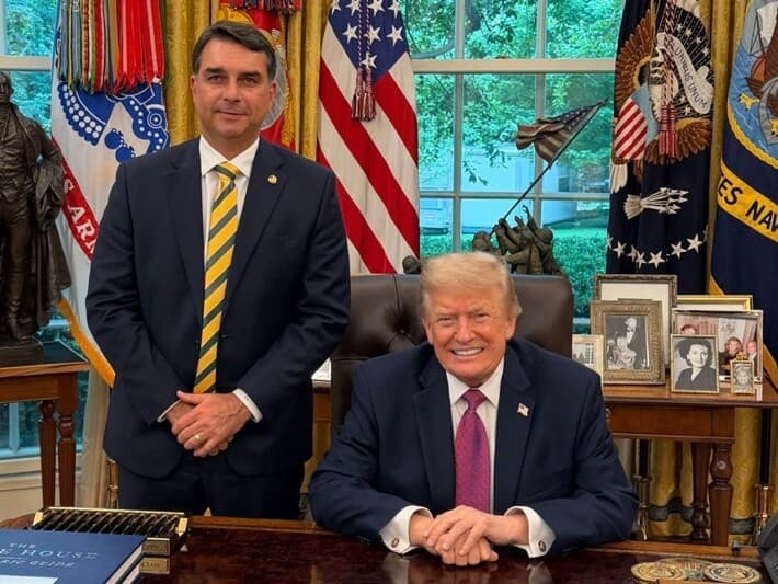 Flávio e Donald Trump posaram para foto durante visita do senador ao presidente dos Estados Unidos. Decisões anunciadas após encontro desgastaram presidenciável do PL. - Reprodução/redes sociais