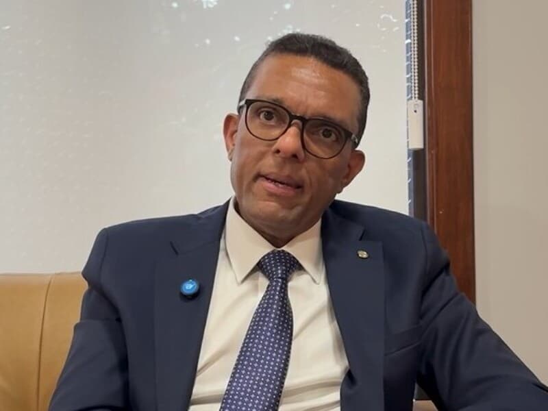 Deputado e pastor afirma que igrejas se perdem ao incorporar projetos políticos, e alerta sobre polarização no meio evangélico. - Congresso em Foco