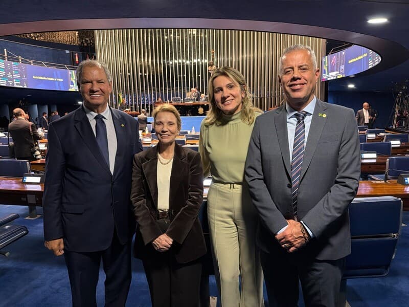Bancada ruralista comemora aprovação de renegociação das dívidas. Da esquerda para a direita: deputado Alceu Moreira; senadora Tereza Cristina; Tania Zanella, presidente do IPA; e deputado Evair de Melo. - Divulgação/FPA