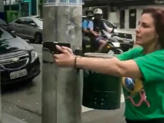 Zambelli foi condenada a cinco anos por perseguir, com arma de fogo, jornalista que, segundo ela, a provocou na véspera do segundo turno da eleição de 2022. - Reprodução/redes sociais