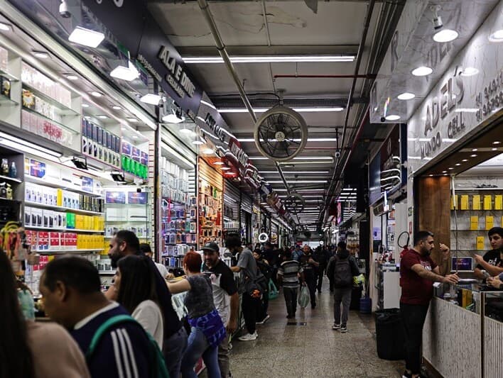 Galeria na Rua 25 de Março, em São Paulo: PEC impõe mudanças que afetam principalmente o comércio. - Rafaela Araújo/Folhapress