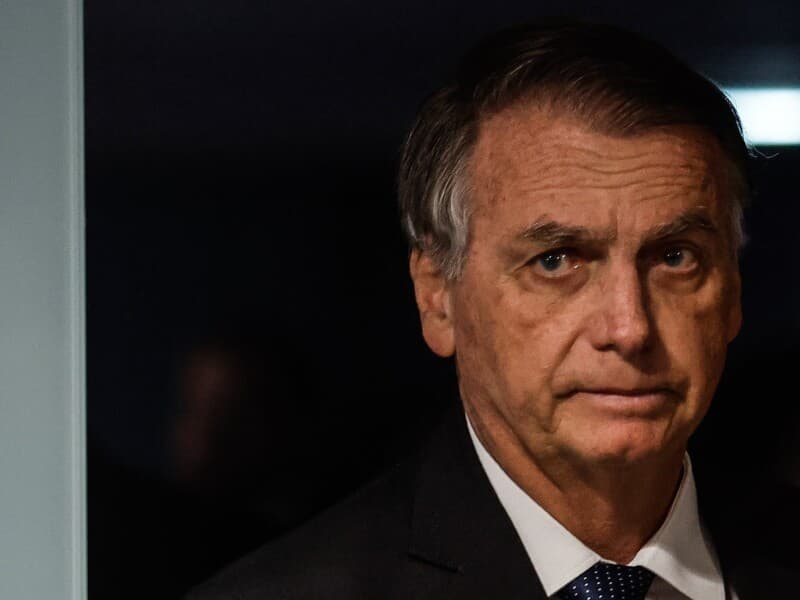 Bolsonaro pediu a militar que levasse arma para conserto ao descobrir que estava danificada.
- Gabriela Biló/Folhapress Bolsonaro pediu a militar que levasse arma para conserto ao descobrir que estava danificada.
- Gabriela Biló/Folhapress
