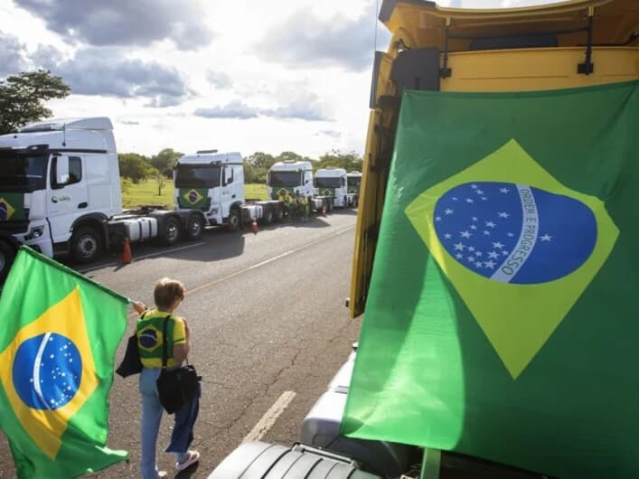 Manifestantes interditaram estradas em diversos estados após a vitória de Lula nas eleições de 2022. - Joédson Alves/EFE