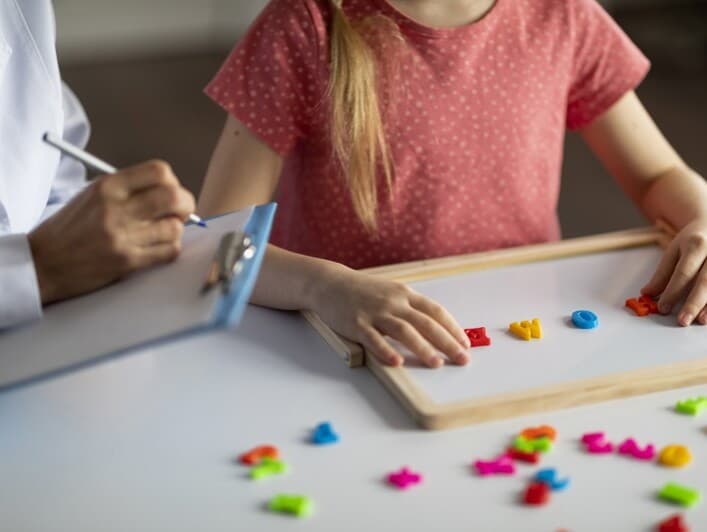 Texto reconhece e regulamenta a atividade dos psicopedagogos, definindo atribuições e critérios de formação. - Magnific