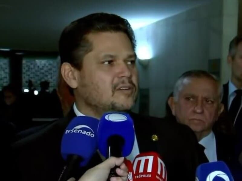 Senador criticou condenações prévias de parlamentares investigados, e disse ter confiança no líder do governo.  - TV Senado/Reprodução