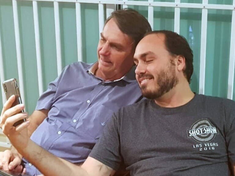 PGR ressalta que Bolsonaro era o único com foro privilegiado no processo; Carlos é um dos alvos das investigações. - Reprodução/redes sociais