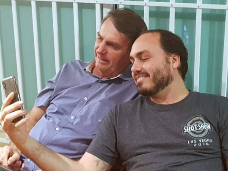 PGR ressalta que Bolsonaro era o único com foro privilegiado no processo; Carlos é um dos alvos das investigações. - Reprodução/redes sociais
