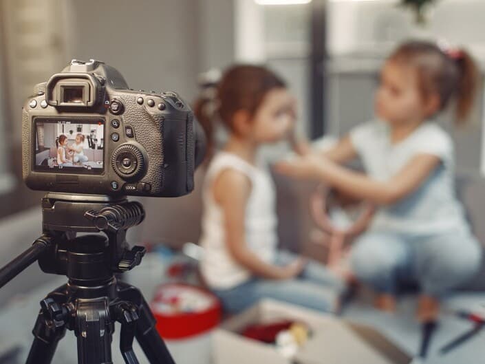 Redes sociais terão de checar a regularidade de conteúdos comerciais produzidos por crianças e adolescentes. - Magnific