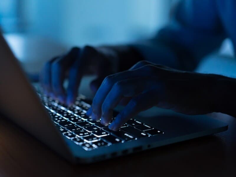 Hacker utilizou o sistema de alarmes para transmitir a palavra "misantropia" em diversas capitais. - Magnific