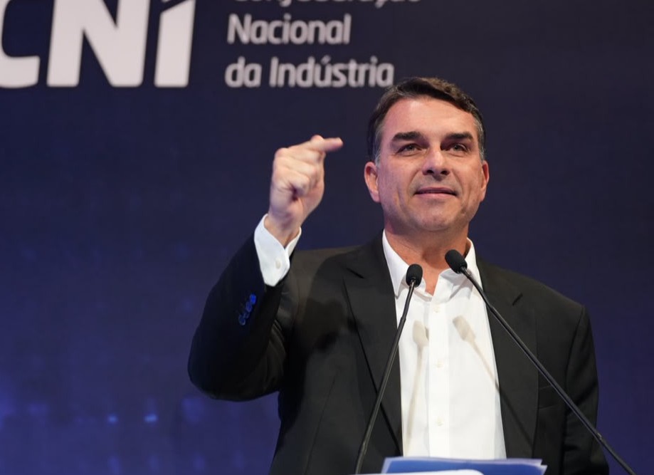 Flávio promete rever reforma tributária e reduzir impostos