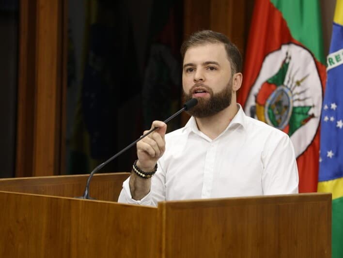 Procuradoria sustenta que abordagens gravadas e divulgadas nas redes tinham finalidade de promoção pessoal e política. - Augusto Martins / Câmara Caxias