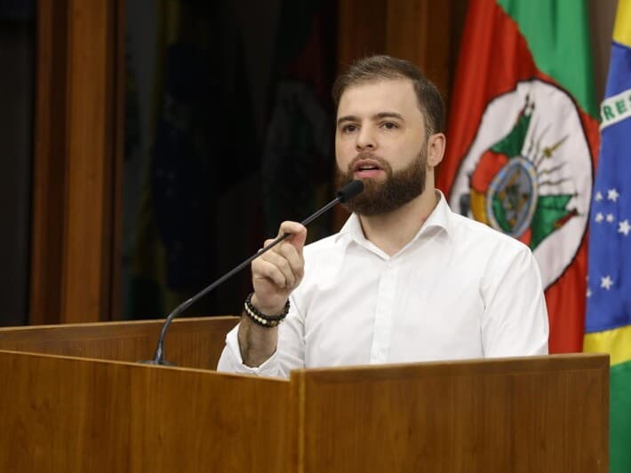 Procuradoria sustenta que abordagens gravadas e divulgadas nas redes tinham finalidade de promoção pessoal e política. - Augusto Martins / Câmara Caxias