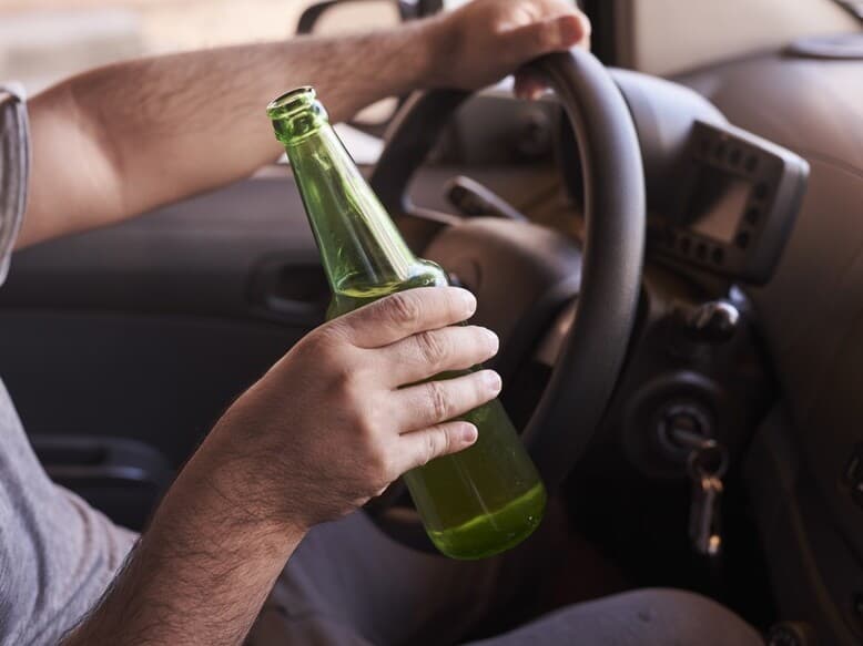 Acidentes causados por condutores alcoolizados poderão resultar em penas maiores e prisão preventiva. - Magnific