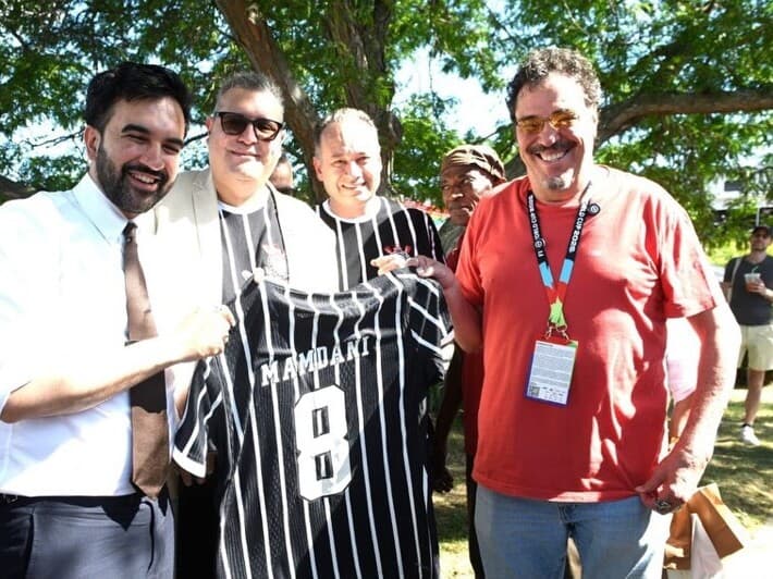 Mamdani recebeu uma camisa personalizada durante encontro com representantes do Corinthians e o ex-jogador Walter Casagrande. - Reprodução / Instagram