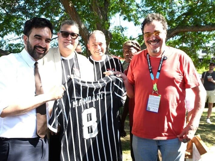 Mamdani recebeu uma camisa personalizada durante encontro com representantes do Corinthians e o ex-jogador Walter Casagrande. - Reprodução / Instagram