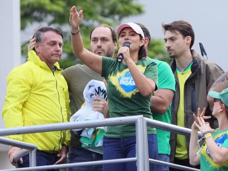 Michelle em ato pró-Bolsonaro, ao lado de Carlos e Jair Renan, filhos do ex-presidente. - Milene Cardoso/thenews2/Folhapress