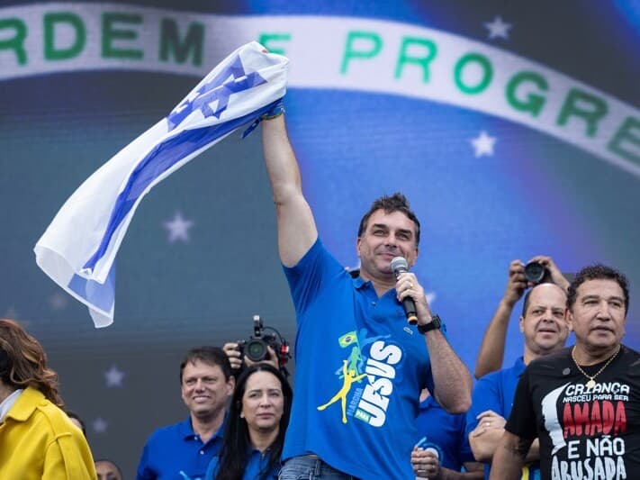 Flávio Bolsonaro discursou na Marcha para Jesus, em São Paulo, no início de junho, com outras lideranças de seu campo político. - Eduardo Knapp/Folhapress