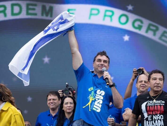 Flávio Bolsonaro discursou na Marcha para Jesus, em São Paulo, no início de junho, com outras lideranças de seu campo político. - Eduardo Knapp/Folhapress