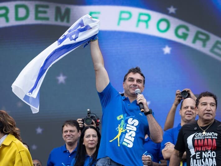 Flávio Bolsonaro discursou na Marcha para Jesus, em São Paulo, no início de junho, com outras lideranças de seu campo político. - Eduardo Knapp/Folhapress