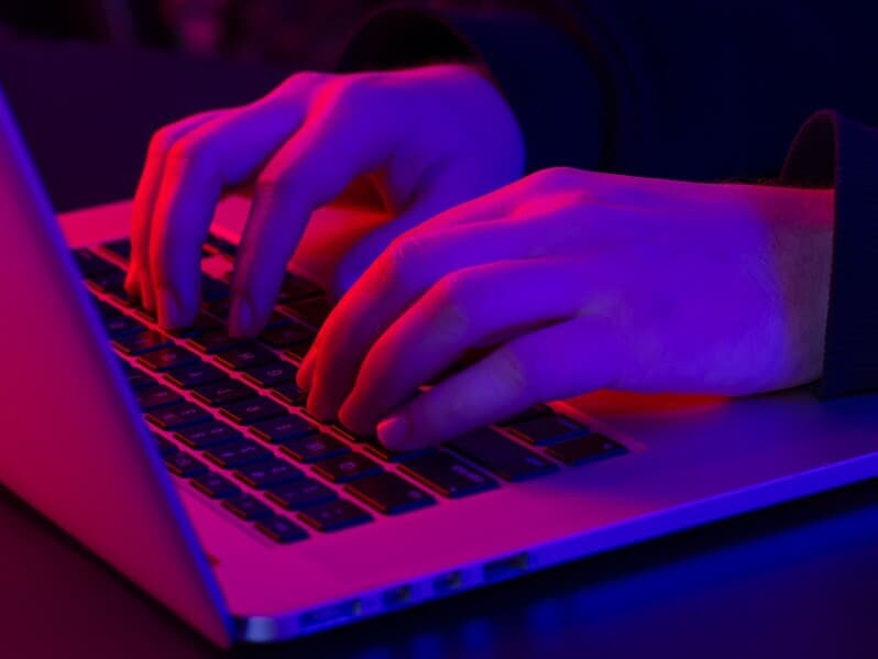 Comissão aprova penas mais duras para violência sexual digital. - Magnific