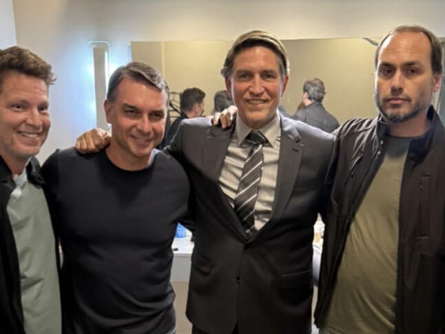 Da esquerda para a direita: Mário Frias, Flávio Bolsonaro, Jim Caviezel, ator norte-americano que interpreta o ex-presidente em Dark Horse, e Carlos Bolsonaro. - Divulgação