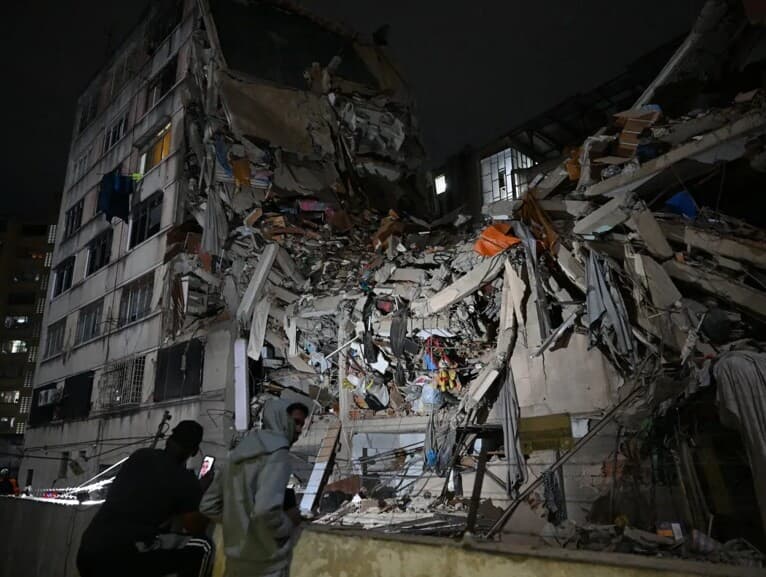 Terremotos provocaram destruição em diversas cidades e mobilizaram ajuda internacional. - Federico Parra / AFP