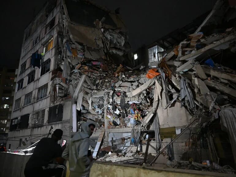Terremotos provocaram destruição em diversas cidades e mobilizaram ajuda internacional. - Federico Parra / AFP