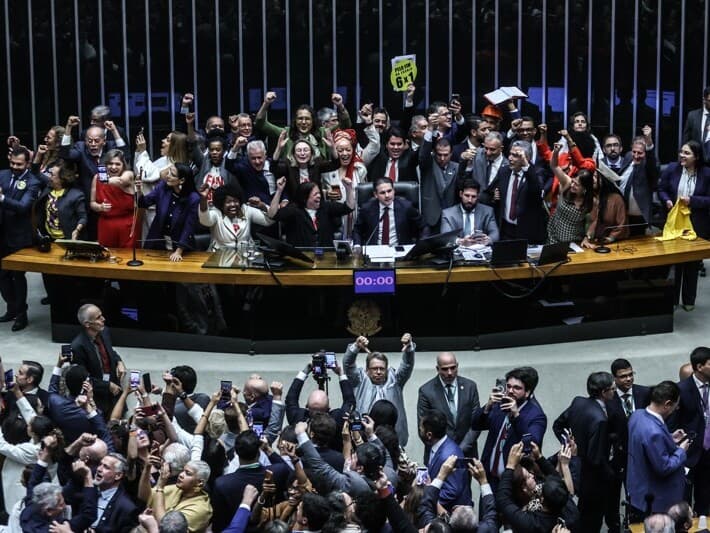Deputados comemoram a aprovação da PEC que acaba com a escala 6x1. Texto está parado há mês no Senado à  espera de despacho da presidência do Senado. - Gabriela Biló/Folhapress