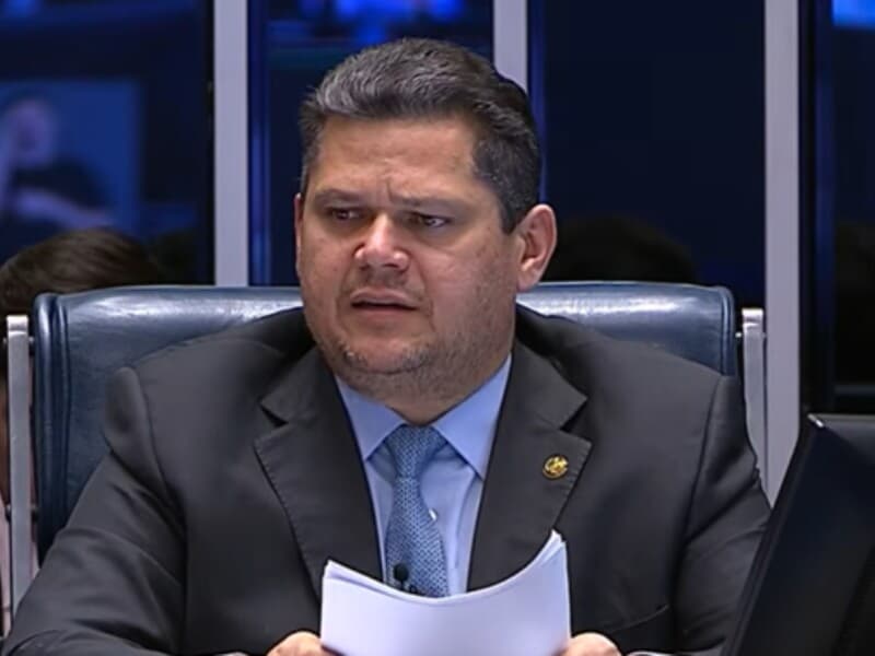 Alcolumbre diz que governo faz o que criticava em Bolsonaro. - Reprodução/YouTube