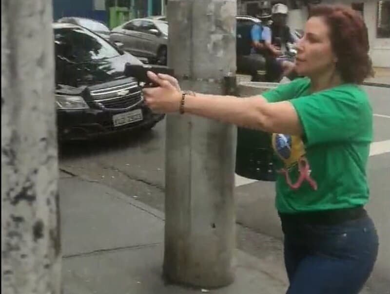 Na véspera do segundo turno da eleição presidencial de 2022, Carla Zambelli perseguiu com arma em punho um eleitor de Lula em São Paulo. - Reprodução/Youtube