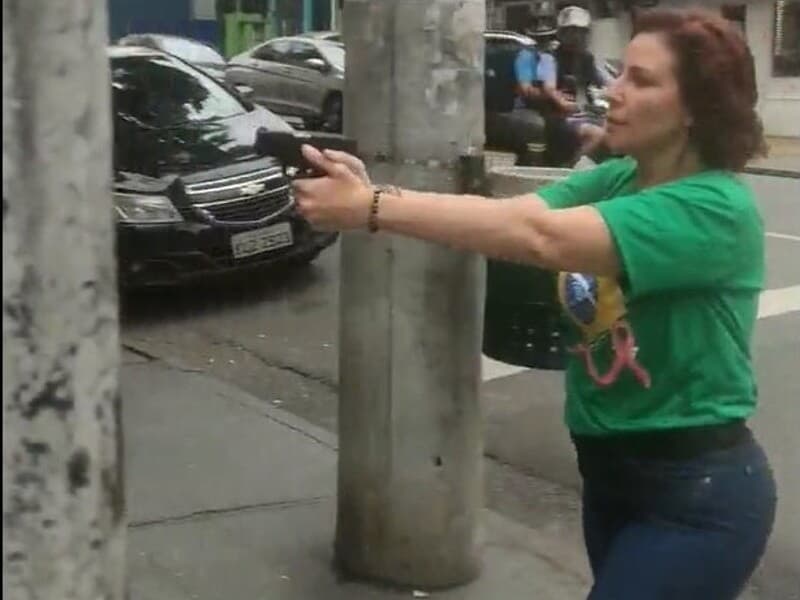 Na véspera do segundo turno da eleição presidencial de 2022, Carla Zambelli perseguiu com arma em punho um eleitor de Lula em São Paulo. - Reprodução/Youtube
